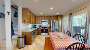 Mountain Retreat with 2 bedrooms and Loft with 2 Bathrooms close to town and shops